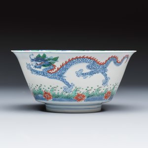 A Chinese famille verte 'Dragon' bowl on a later wooden stand — 照片 4