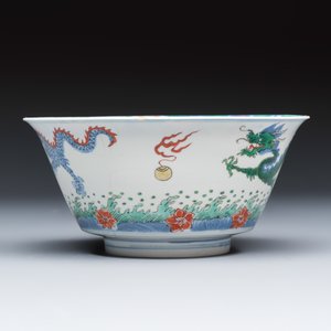 A Chinese famille verte 'Dragon' bowl on a later wooden stand — 照片 5