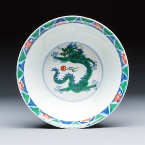 A Chinese famille verte 'Dragon' bowl on a later wooden stand — 照片 6