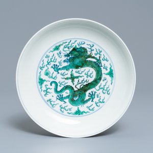 A Chinese famille verte 'dragon' dish, Yongzheng mark, 19/20th C. — 照片 1