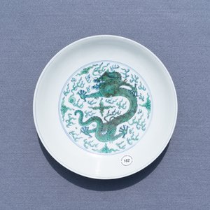 A Chinese famille verte 'dragon' dish, Yongzheng mark, 19/20th C. — 照片 3