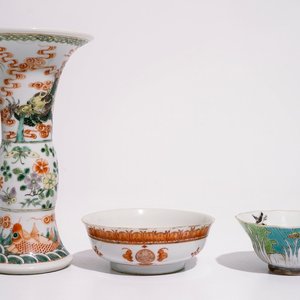 A Chinese famille verte "dragon" gu vase and two bowls with polychrome designs, 19th C. — 照片 1