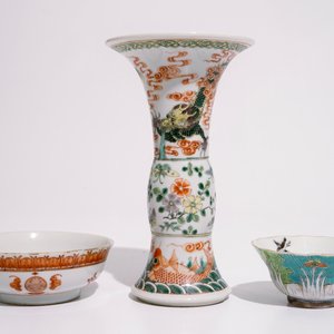 A Chinese famille verte "dragon" gu vase and two bowls with polychrome designs, 19th C. — 照片 2