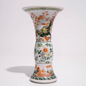 A Chinese famille verte "dragon" gu vase and two bowls with polychrome designs, 19th C. — 照片 3