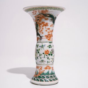 A Chinese famille verte "dragon" gu vase and two bowls with polychrome designs, 19th C. — 照片 4