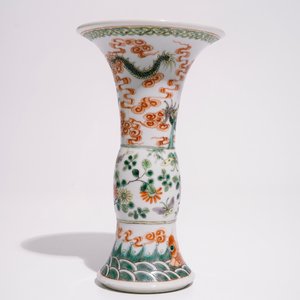 A Chinese famille verte "dragon" gu vase and two bowls with polychrome designs, 19th C. — 照片 6