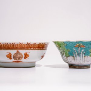 A Chinese famille verte "dragon" gu vase and two bowls with polychrome designs, 19th C. — 照片 9