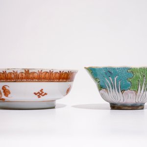 A Chinese famille verte "dragon" gu vase and two bowls with polychrome designs, 19th C. — 照片 10