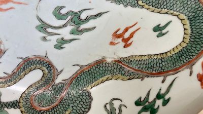 A Chinese famille verte 'dragons' dish, Chenghua mark, Kangxi — photo 3
