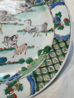 A Chinese famille verte 'Eight Horses' plate, Kangxi — photo 6