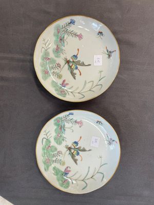 A Chinese famille verte 'Eight Immortals' dish and a pair of famille rose 'butterfly' plates, Guangxu mark, 19th C. — 照片 1