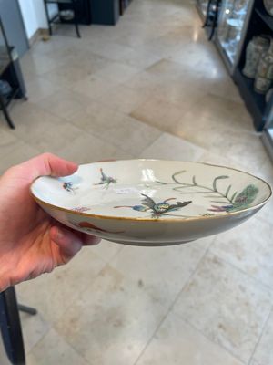 A Chinese famille verte 'Eight Immortals' dish and a pair of famille rose 'butterfly' plates, Guangxu mark, 19th C. — 照片 3