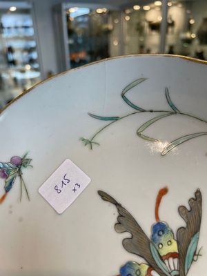 A Chinese famille verte 'Eight Immortals' dish and a pair of famille rose 'butterfly' plates, Guangxu mark, 19th C. — 照片 4