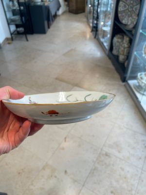 A Chinese famille verte 'Eight Immortals' dish and a pair of famille rose 'butterfly' plates, Guangxu mark, 19th C. — 照片 5
