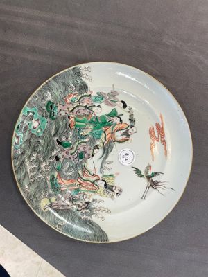 A Chinese famille verte 'Eight Immortals' dish and a pair of famille rose 'butterfly' plates, Guangxu mark, 19th C. — 照片 6