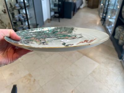 A Chinese famille verte 'Eight Immortals' dish and a pair of famille rose 'butterfly' plates, Guangxu mark, 19th C. — 照片 8