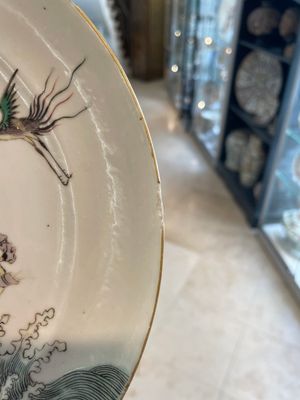 A Chinese famille verte 'Eight Immortals' dish and a pair of famille rose 'butterfly' plates, Guangxu mark, 19th C. — 照片 9