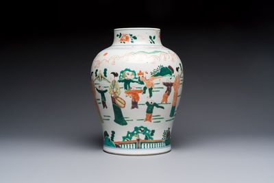 A Chinese famille verte 'Elegant Beauties and Playing Boys' vase, 19th C. — 照片 1
