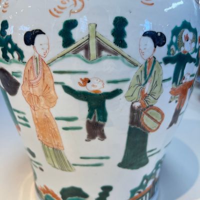 A Chinese famille verte 'Elegant Beauties and Playing Boys' vase, 19th C. — 照片 13