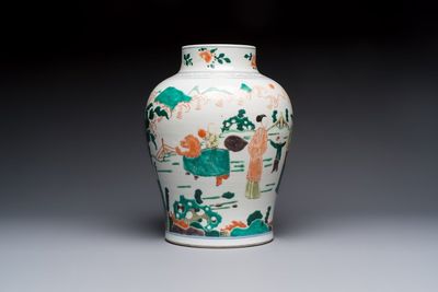 A Chinese famille verte 'Elegant Beauties and Playing Boys' vase, 19th C. — 照片 2