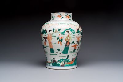 A Chinese famille verte 'Elegant Beauties and Playing Boys' vase, 19th C. — 照片 3