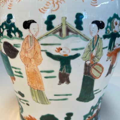 A Chinese famille verte 'Elegant Beauties and Playing Boys' vase, 19th C. — 照片 6