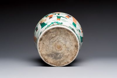 A Chinese famille verte 'Elegant Beauties and Playing Boys' vase, 19th C. — 照片 7