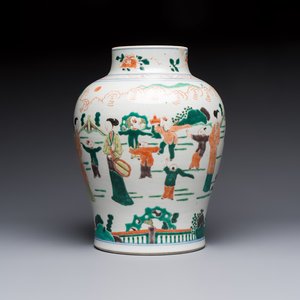 A Chinese famille verte 'Elegant Beauties and Playing Boys' vase, 19th C. — 照片 1