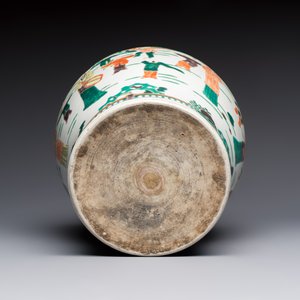 A Chinese famille verte 'Elegant Beauties and Playing Boys' vase, 19th C. — 照片 6