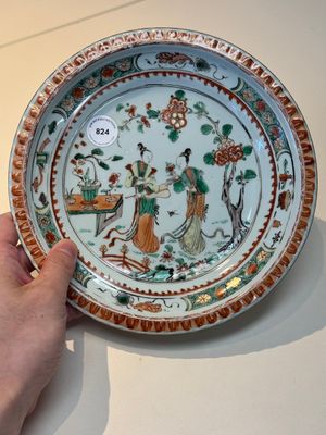 A Chinese famille verte 'elegant beauties in a garden' plate, Kangxi — photo 1