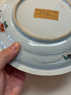 A Chinese famille verte 'elegant beauties in a garden' plate, Kangxi — photo 11