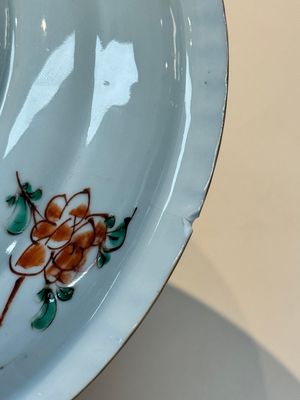 A Chinese famille verte 'elegant beauties in a garden' plate, Kangxi — photo 12