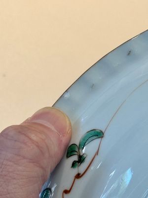 A Chinese famille verte 'elegant beauties in a garden' plate, Kangxi — photo 13