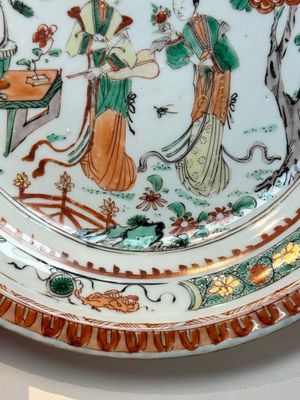 A Chinese famille verte 'elegant beauties in a garden' plate, Kangxi — photo 2