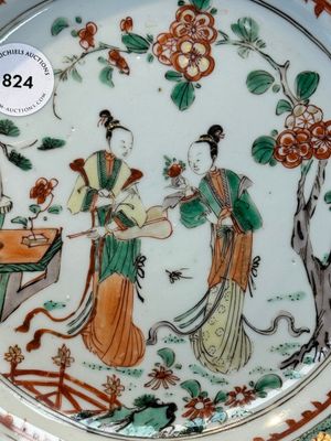 A Chinese famille verte 'elegant beauties in a garden' plate, Kangxi — photo 3