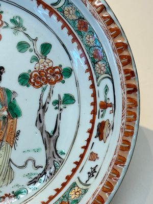 A Chinese famille verte 'elegant beauties in a garden' plate, Kangxi — photo 6
