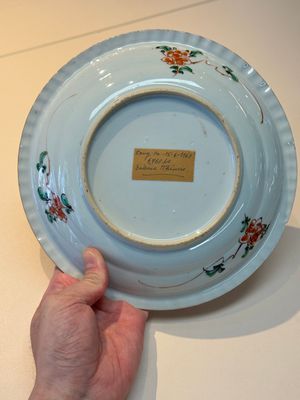 A Chinese famille verte 'elegant beauties in a garden' plate, Kangxi — photo 7
