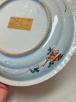 A Chinese famille verte 'elegant beauties in a garden' plate, Kangxi — photo 8