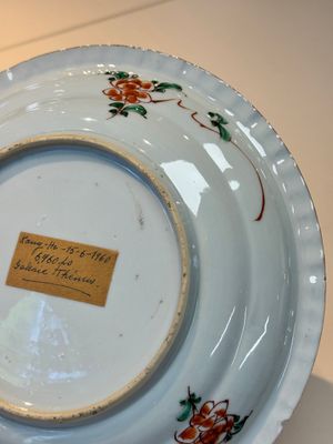 A Chinese famille verte 'elegant beauties in a garden' plate, Kangxi — photo 9