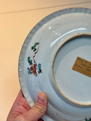 A Chinese famille verte 'elegant beauties in a garden' plate, Kangxi — photo 10
