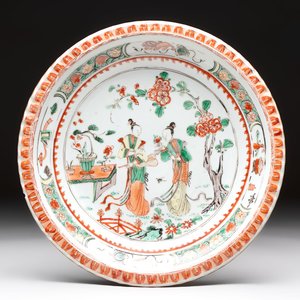 A Chinese famille verte 'elegant beauties in a garden' plate, Kangxi — photo 1