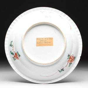 A Chinese famille verte 'elegant beauties in a garden' plate, Kangxi — photo 2