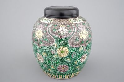 Un pot à gingembre en emaille sur biscuit, famille verte, Kangxi, ca. 1700