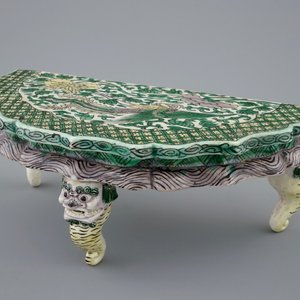 A Chinese famille verte enamels on biscuit stand with a phoenix, Kangxi — photo 1