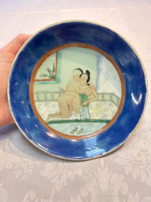 A Chinese famille verte 'Erotic Subject' plate, 19th C. — photo 1