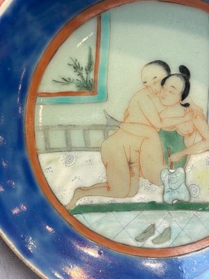 A Chinese famille verte 'Erotic Subject' plate, 19th C. — photo 2