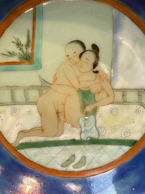 A Chinese famille verte 'Erotic Subject' plate, 19th C. — photo 3