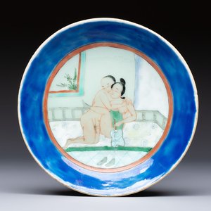 A Chinese famille verte 'Erotic Subject' plate, 19th C. — photo 1