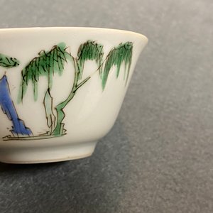 A Chinese famille verte 'erotical subject' cup and saucer, Kangxi — 照片 12