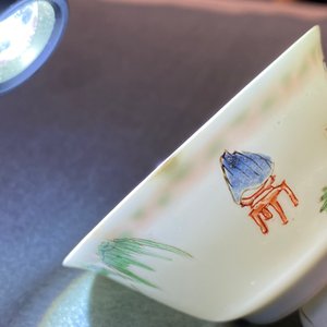 A Chinese famille verte 'erotical subject' cup and saucer, Kangxi — 照片 15